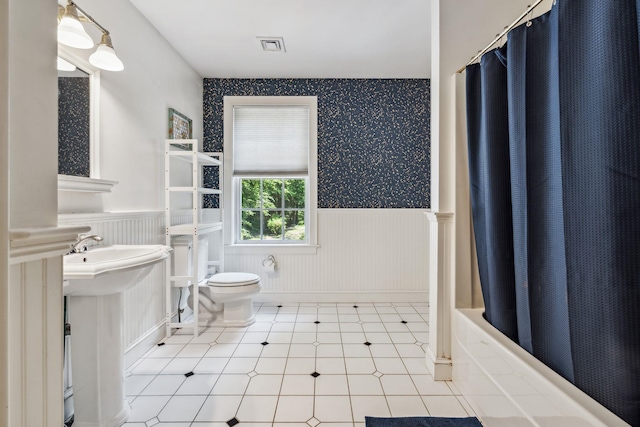 6 Walters Way, Exeter, NH 03833 - full bath featuring a wainscoted wall, shower / bathtub combination with curtain, and wallpapered walls