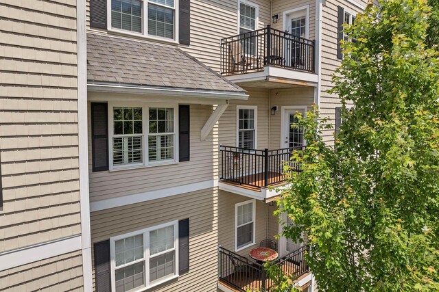 61 Acadia Ln Unit 309, Exeter, NH 03833 - view of side of property with a balcony and a shingled roof