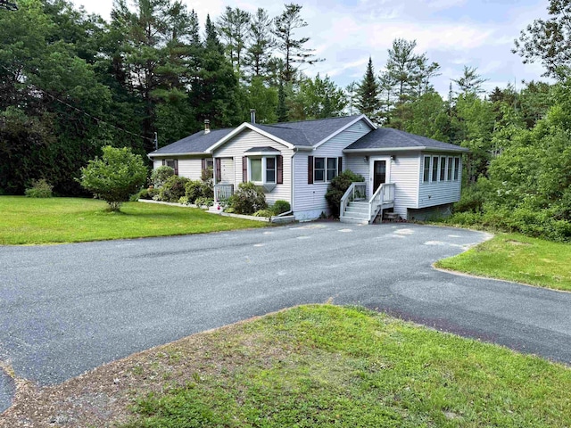 257 Crane St, Littleton, NH 03561 - ranch-style home with a front yard and a shingled roof