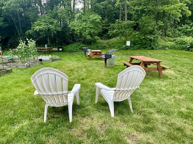 87 Cricketbrook Rd Unit 87, Dover, NH 03820 - view of green lawn with a garden