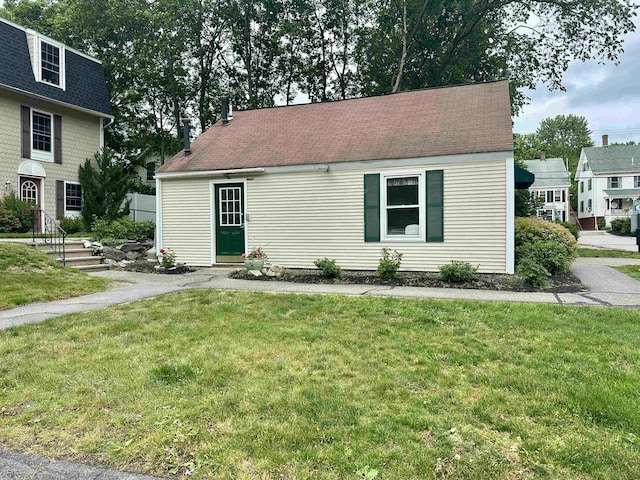 87 Cricketbrook Rd Unit 87, Dover, NH 03820 - view of front of house with a front yard and roof with shingles