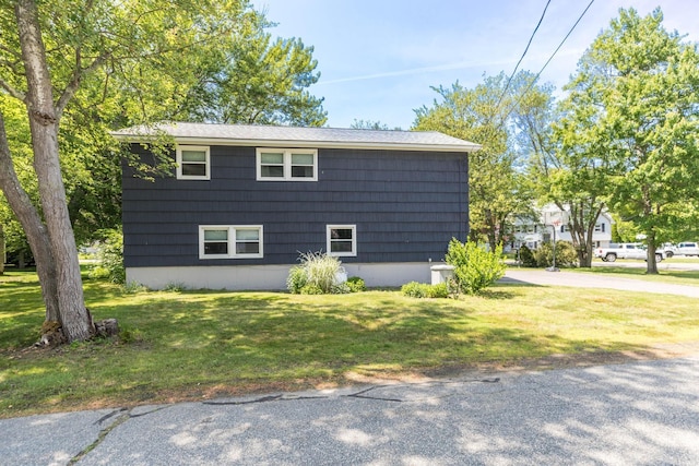 19 Harding Rd, Portsmouth, NH 03801 - view of side of property featuring a lawn