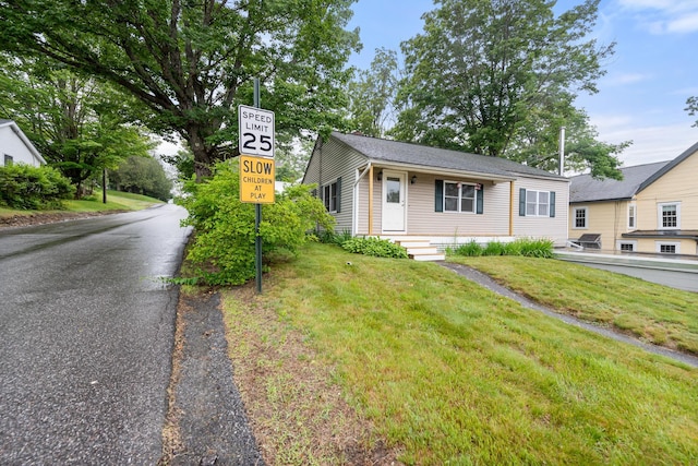 10 Prospect St, Bristol, NH 03222 - view of front facade with a front yard
