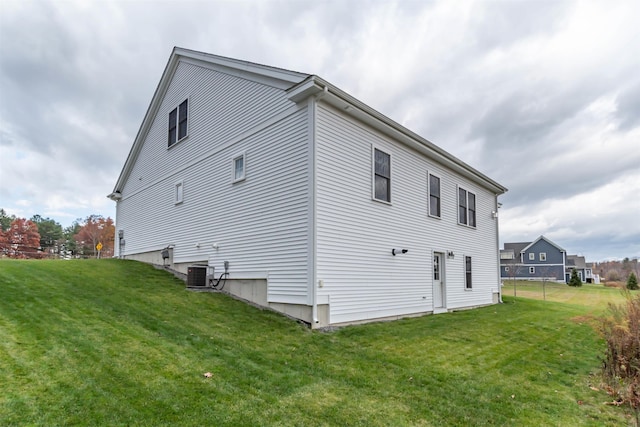 21 Catesby Ln, Londonderry, NH 03053 - rear view of property with a lawn