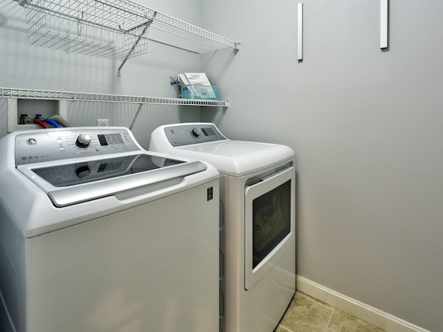 8 Sycamore Ct, Amherst, NH 03031 - laundry area featuring washing machine and clothes dryer and baseboards