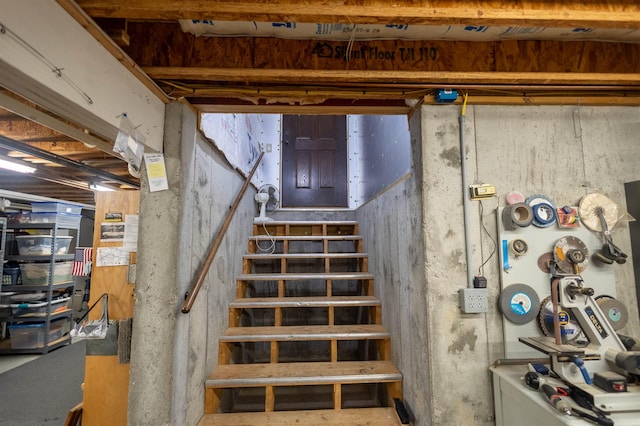 185 Huntress Bridge Rd, Effingham, NH 03882 - view of staircase