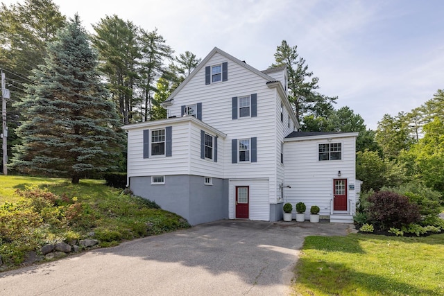 96 Madbury Rd, Durham, NH 03824 - traditional style home featuring asphalt driveway