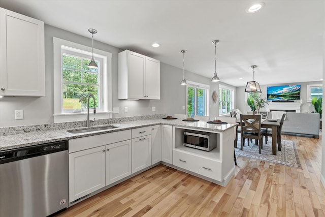 16 Daniels Dr, Lee, NH 03861 - kitchen with stainless steel appliances, white cabinets, light wood-type flooring, recessed lighting, and a peninsula