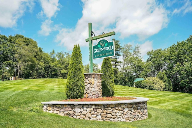2 Autumn Leaf Dr Unit 20, Nashua, NH 03060 - surrounding community featuring a yard and view of wooded area
