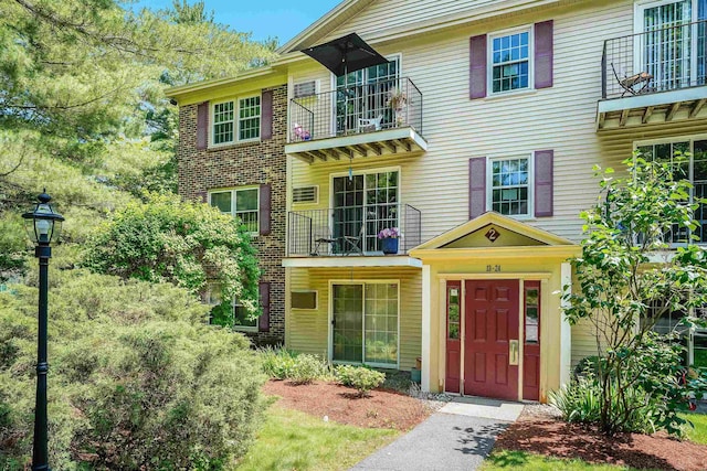2 Autumn Leaf Dr Unit 20, Nashua, NH 03060 - view of front facade with a balcony