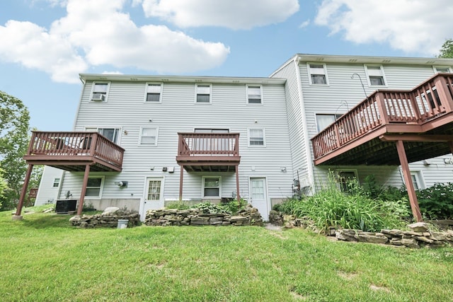 272 Winding Pond Rd Unit 272, Londonderry, NH 03053 - back of property with a lawn and a wooden deck