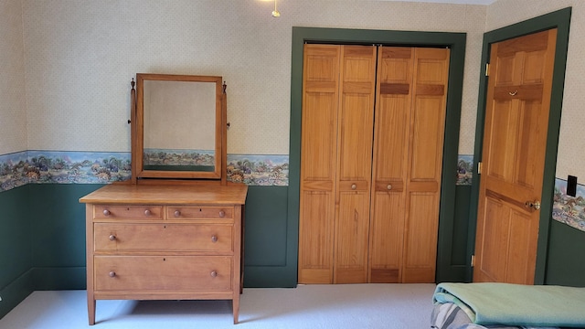 987 Dunbar Hill Rd, Grantham, NH 03753 - carpeted bedroom with wallpapered walls and a closet