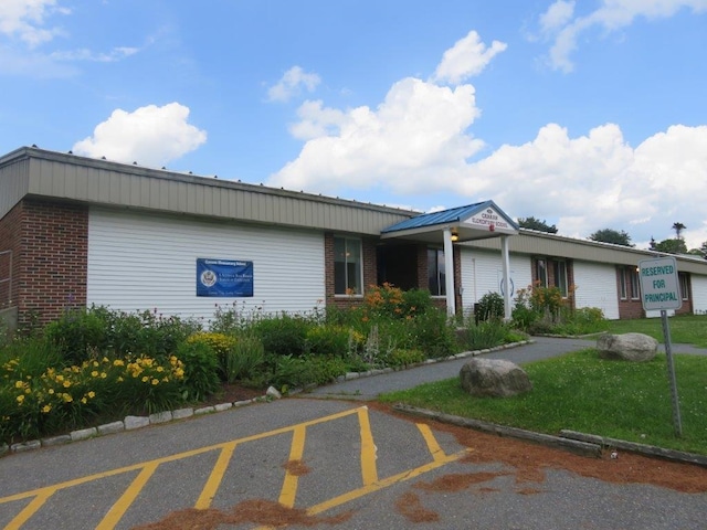 25 Rogers Way, Canaan, NH 03741 - view of front of property with brick siding