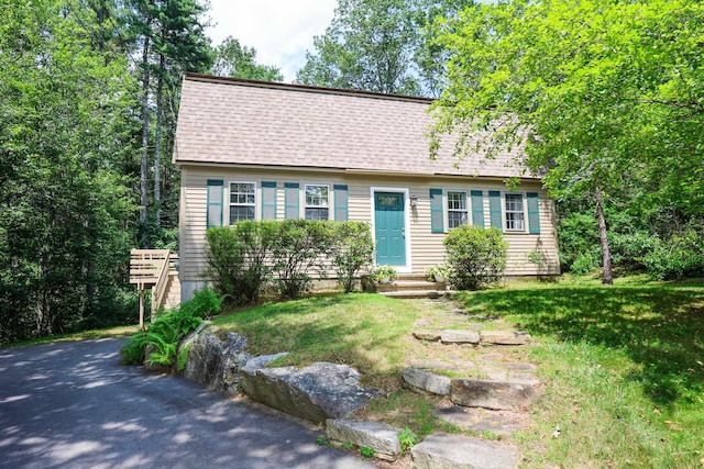 16 Custer Cir, Nashua, NH 03062 - view of front of property with a front yard and a shingled roof