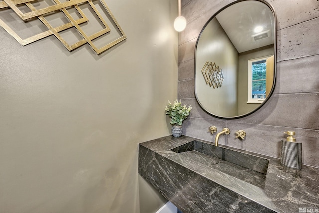 265 Mill Race Loop, Carson City, NV 89705 - bathroom featuring backsplash