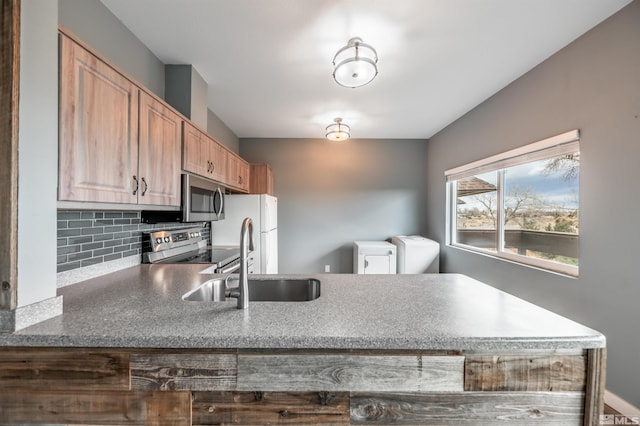 3061 Cashill Blvd, Reno, NV 89509 - kitchen with stainless steel appliances, a sink, tasteful backsplash, and a peninsula