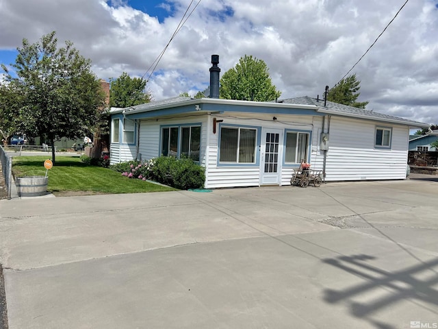 2 N Whitacre St, Yerington, NV 89447 - view of front of property featuring a front yard