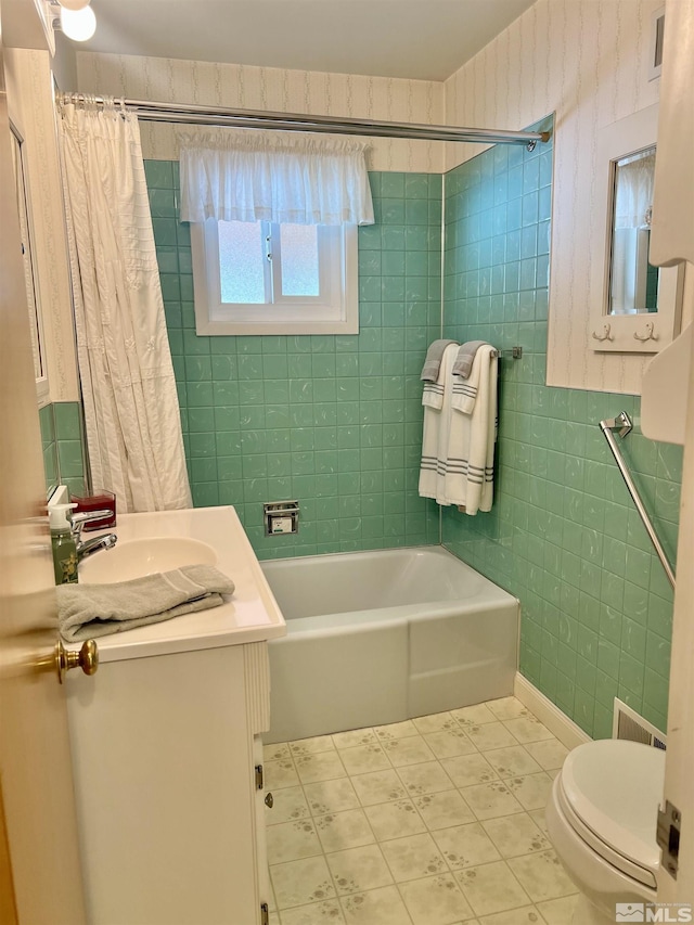 2 N Whitacre St, Yerington, NV 89447 - bathroom with shower / bath combo with shower curtain, toilet, and vanity