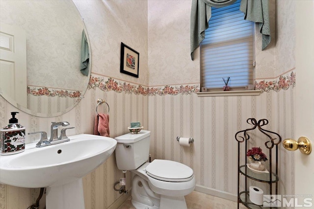 1556 Diamond Country Dr, Reno, NV 89521 - bathroom with wallpapered walls and toilet