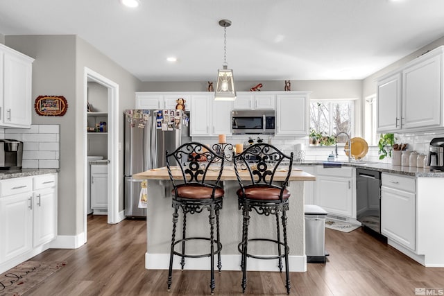 953 Julia Ln, Fernley, NV 89408 - kitchen featuring stainless steel appliances, tasteful backsplash, a sink, and recessed lighting