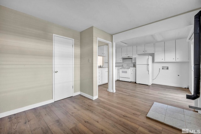 435 Pine Meadows Dr # 33, Sparks, NV 89431 - kitchen with white appliances, baseboards, wood finished floors, and under cabinet range hood