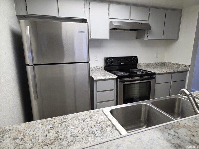 1023 Adrian Way, Sparks, NV 89431 - kitchen featuring stainless steel appliances, under cabinet range hood, gray cabinets, a sink, and light countertops