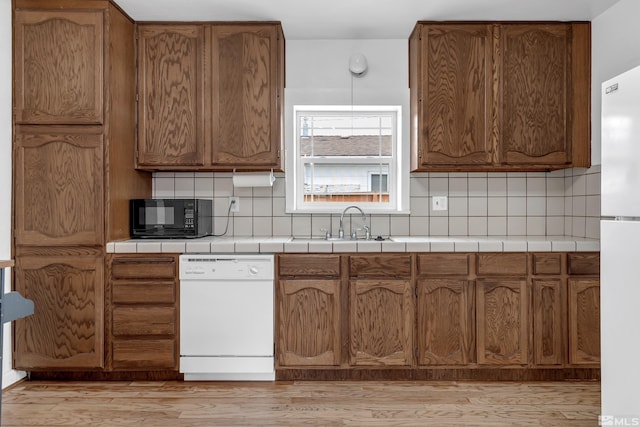 435 14th St, Sparks, NV 89431 - kitchen featuring white appliances, light wood finished floors, and decorative backsplash