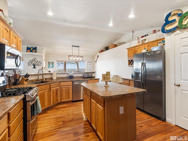 4259 Rancheria Rd, Fallon, NV 89406 - kitchen with appliances with stainless steel finishes, a sink, a kitchen island, lofted ceiling, and dark countertops