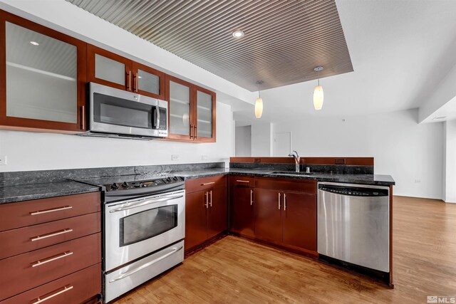 255 N Sierra St Unit 815, Reno, NV 89501 - kitchen featuring stainless steel appliances, a sink, a peninsula, light wood-style floors, and pendant lighting