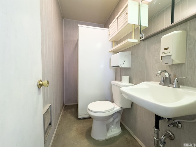 675 L St, Hawthorne, NV 89415 - bathroom with unfinished concrete floors, toilet, baseboards, and a sink