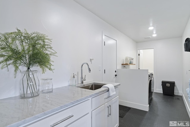 915 Maple Creek Ct, Reno, NV 89511 - laundry room featuring washing machine and dryer, baseboards, and recessed lighting