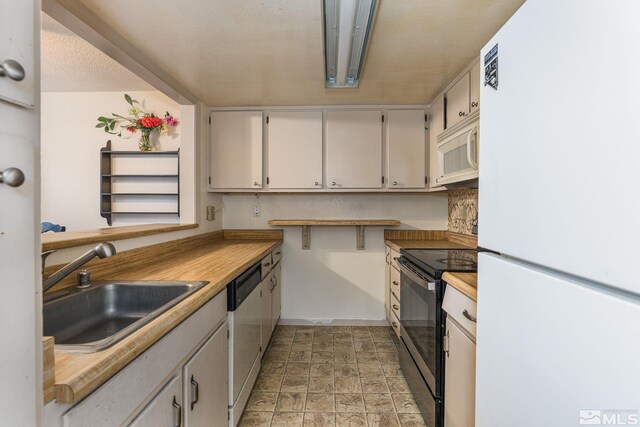 13846 Lear Blvd, Reno, NV 89506 - kitchen with appliances with stainless steel finishes, a sink, light countertops, and baseboards