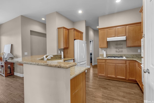 5807 Desert Mirage Dr, Sparks, NV 89436 - kitchen featuring white appliances, a peninsula, light wood-type flooring, a sink, and recessed lighting