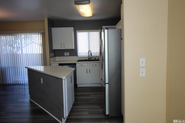 495 Len Cir, Reno, NV 89511 - kitchen with freestanding refrigerator, dark wood-style flooring, a sink, and a center island