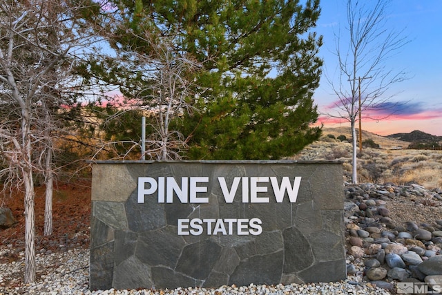 community / neighborhood sign featuring a mountain view