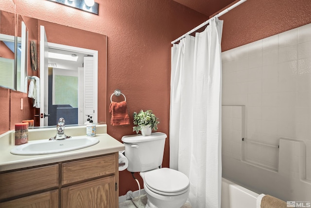 5625 Vista Luna Dr Unit 102, Sparks, NV 89436 - bathroom featuring a textured wall, toilet, vanity, and shower / tub combo with curtain