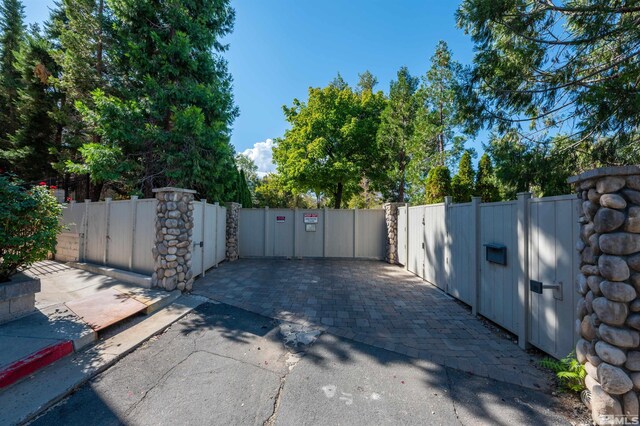 600 Island Ave, Reno, NV 89501 - gate with fence