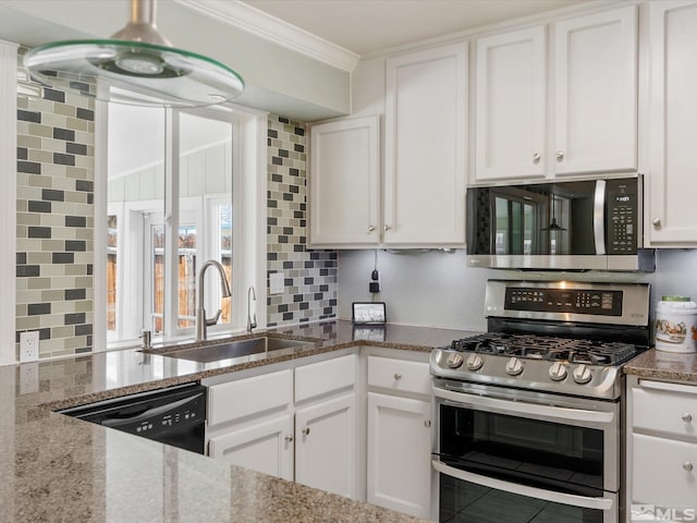 286 Woodlake Cir, Dayton, NV 89403 - kitchen featuring appliances with stainless steel finishes, a sink, white cabinets, crown molding, and backsplash