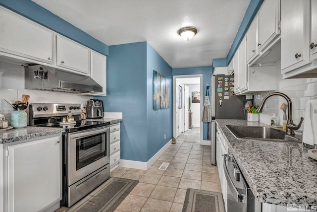 40 Condor Cir, Carson City, NV 89701 - kitchen featuring stainless steel electric range oven, a sink, under cabinet range hood, tasteful backsplash, and baseboards