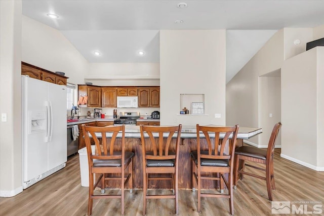 989 Julia Ln, Fernley, NV 89408 - dining area with light wood-style floors, vaulted ceiling, baseboards, and recessed lighting
