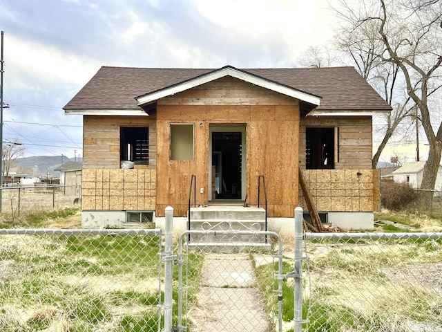460 5th St, Battle Mountain, NV 89820 - view of front facade with a gate, roof with shingles, and a fenced front yard