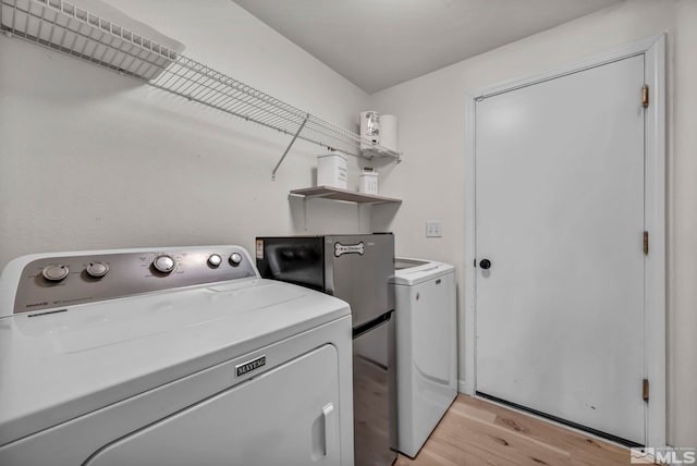 534 Dutch Oven Ct, Fernley, NV 89408 - laundry room with washing machine and clothes dryer and light wood-style flooring