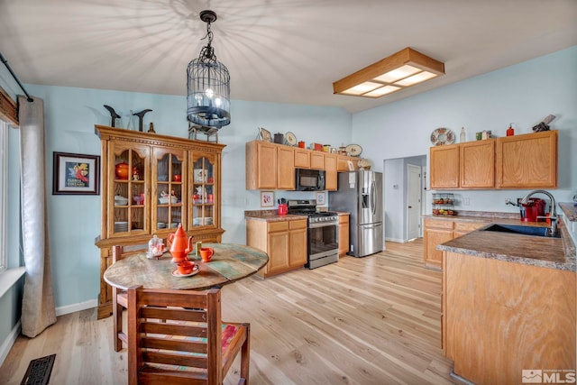 534 Dutch Oven Ct, Fernley, NV 89408 - kitchen with appliances with stainless steel finishes, a sink, light wood finished floors, baseboards, and hanging light fixtures
