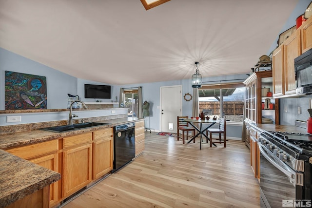534 Dutch Oven Ct, Fernley, NV 89408 - kitchen featuring black appliances, a sink, light wood-style floors, pendant lighting, and vaulted ceiling
