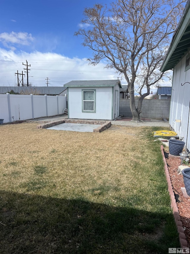 115 Birch St, Hawthorne, NV 89415 - view of yard with an outbuilding