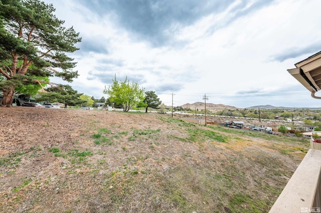 view of yard featuring a mountain view