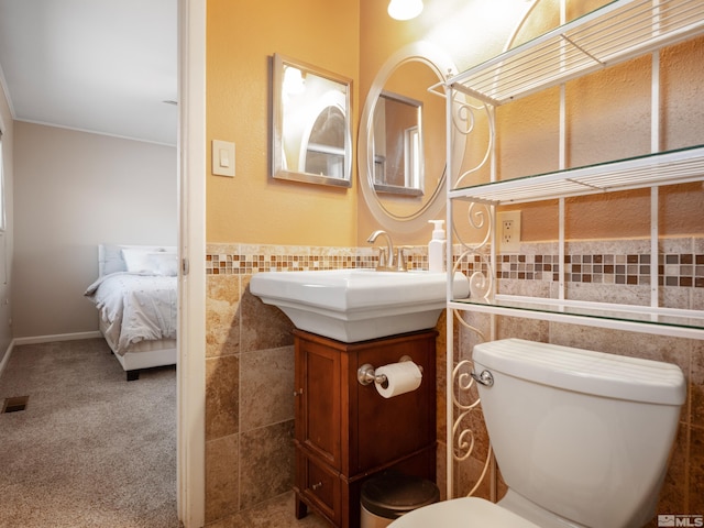 610 Akard Cir, Reno, NV 89503 - bathroom featuring tile walls, toilet, and vanity