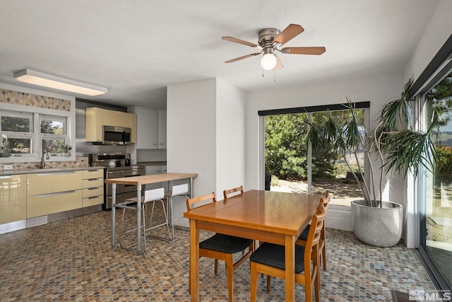 2040 Scharr Cir, Reno, NV 89509 - dining area with a ceiling fan