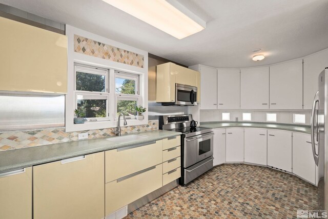 2040 Scharr Cir, Reno, NV 89509 - kitchen with stainless steel appliances, a sink, decorative backsplash, and light countertops