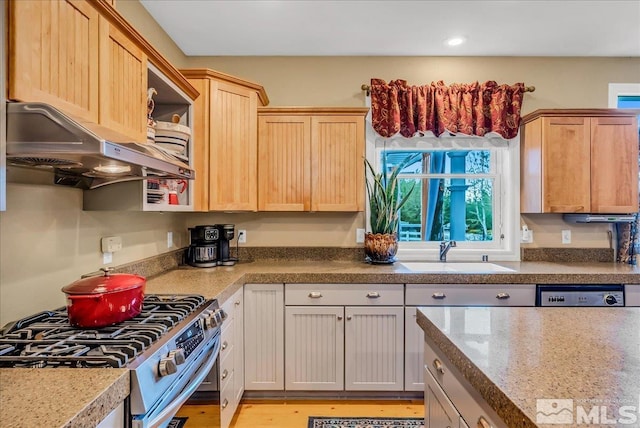 212 Foothill Meadows Ct, Genoa, NV 89411 - kitchen with stainless steel gas range oven, a sink, under cabinet range hood, light brown cabinetry, and recessed lighting